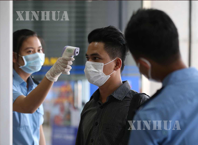 ရန်ကုန်မြို့တွင်း COVID-19 ရောဂါကာကွယ်ရန် mask တပ်ဆင်သွားလာနေသူတစ်ဦးအား တွေ့ရစဉ်(ဆင်ဟွာ)