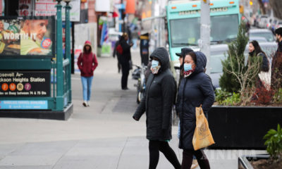 အမေရိကန်နိုင်ငံ နယူးယောက်မြို့၌ နှာခေါင်းစည်းတပ်ဆင်သွားလာနေသူများအားတွေ့ရစဉ်(ဆင်ဟွာ)