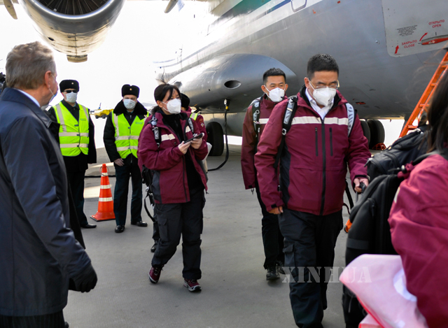 တရုတ်နိုင်ငံ ကပ်ရောဂါတိုက်ဖျက်ရေးဆေးပညာရှင်အဖွဲ့ ဧပြီ ၁၁ ရက်တွင် ရုရှားနိုင်ငံ မော်စကိုမြို့သို့ ရောက်ရှိလာသည်ကို တွေ့ရစဉ်(ဆင်ဟွာ)