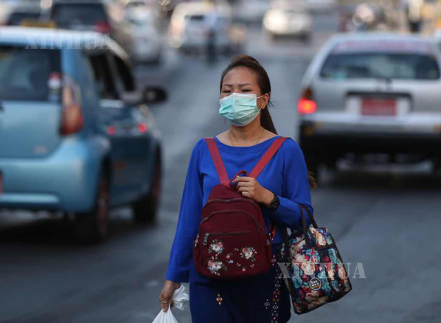 COVID-19 ရောဂါကာကွယ်ရေးအဖြစ် ရန်ကုန်မြို့၌ နှာခေါင်းစည်း တပ်ဆင် သွားလာသူ တစ်ဦးအား တွေ့ရစဉ်(ဆင်ဟွာ)