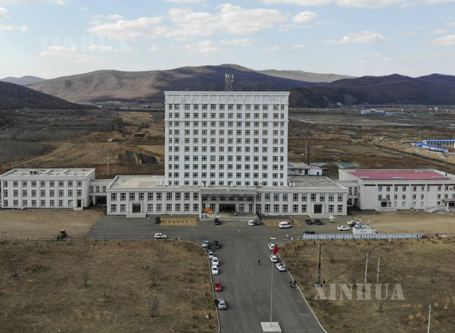 တရုတ်နိုင်ငံ အရှေ့မြောက်ပိုင်းရှိ ဟေးလုံကျန်း ပြည်နယ်အတွင်း ယာယီဆေးရုံ ဆောက်လုပ်နေမှု တစ်ခုအား တွေ့ရစဉ်(ဆင်ဟွာ)