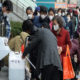 တောင်ကိုရီးယားနိုင်ငံ တွင် ပိုးသတ်ဆေးယူရန် နှာခေါင်းစည်းဖြင့် စောင့်ဆိုင်းနေသူတို့အားတွေ့ရစဉ် (ဆင်ဟွာ)
