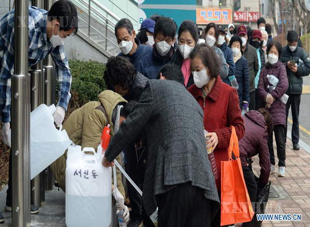 တောင်ကိုရီးယားနိုင်ငံ တွင် ပိုးသတ်ဆေးယူရန် နှာခေါင်းစည်းဖြင့် စောင့်ဆိုင်းနေသူတို့အားတွေ့ရစဉ် (ဆင်ဟွာ)