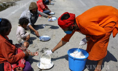 နီပေါနိုင်ငံ ခတ္တမန္ဒူမြို့၌ အလုပ်သမားများအား အစားအစာ ပြင်ဆင်ကျွေးမွေးနေစဉ်(ဆင်ဟွာ)