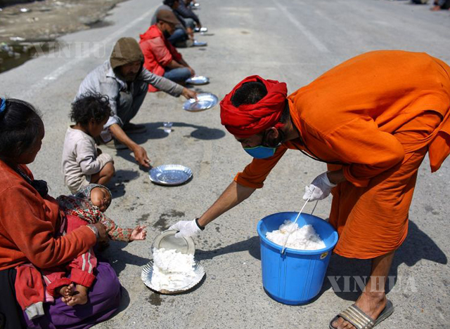 နီပေါနိုင်ငံ ခတ္တမန္ဒူမြို့၌ အလုပ်သမားများအား အစားအစာ ပြင်ဆင်ကျွေးမွေးနေစဉ်(ဆင်ဟွာ)