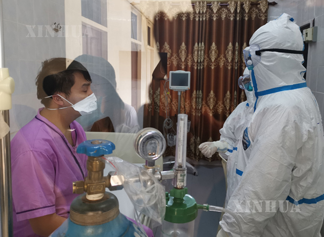 လာအိုနိုင်ငံCOVID-19 ရောဂါတိုက်ဖျက်ရေးနှင့်ကုသရေးအတွက် ဗီယင်ကျန်းမြို့ Mittaphab ဆေးရုံတွင် ပါဝင်ကူညီအားဖြည့်ဆောင်ရွက်လျက်ရှိသော တရုတ်ဆေးဘက်ဆိုင်ရာ ပညာရှင်အဖွဲ့ အားတွေ့ရစဉ်(ဆင်ဟွာ)