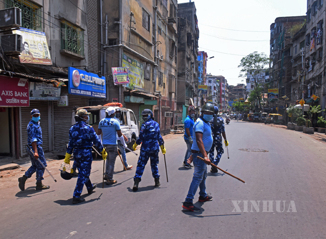 အိန္ဒိယ နိုင်ငံရှိ လမ်းများပေါ်တွင် ရဲတပ်ဖွဲ့ဝင်များ ကင်းလှည့်နေမှုအား ဧပြီ ၁၉ ရက်က တွေ့ရစဉ်(ဆင်ဟွာ)