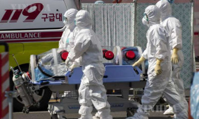 တောင်ကိုရီးယားနိုင်ငံတွင် COVID-19 ရောဂါဖြစ်ပွားသူကို ဆေးဝန်ထမ်းများမှ ခေါ်ဆောင်လာစဉ် (ဆင်ဟွာ)
