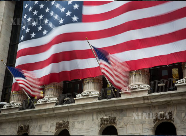အမေရိကန်နိုင်ငံ နယူးယောက်မြို့ရှိ New York စတော့အိတ်ချိန်းရုံး၌ အမေရိကန် နိုင်ငံအလံများ လွှင့်ထူထားသည်ကိုတွေ့ရစဉ် (ဆင်ဟွာ)