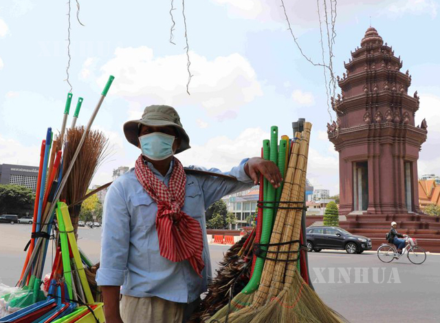 ကမ္ဘောဒီးယား နိုင်ငံ ဖနွမ်းပင်မြို့၌ နှာခေါင်းစည်း တပ်ဆင်၍ ဈေးရောင်းနေသူ တစ်ဦးအား မတ်လ အတွင်းက တွေ့ရစဉ်(ဆင်ဟွာ)