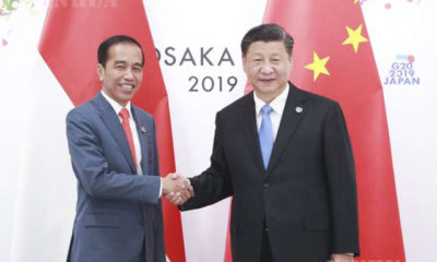 တရုတ်နိုင်ငံ သမ္မတ ရှီကျင့်ဖိန် (ယာ) နှင့် အင်ဒိုနီးရှားနိုင်ငံ သမ္မတ ဂျိုကို ဝီဒိုဒိုတို့ လက်ဆွဲနှုတ်ဆက်နေစဉ် (ဆင်ဟွာ)