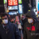 အမေရိကန်နိုင်ငံ နယူးယောက်မြို့၌ နှာခေါင်းစည်းတပ်ဆင် သွားလာနေသူများအားတွေ့ရစဉ်(ဆင်ဟွာ)