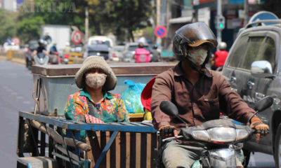 - ကမ္ဘောဒီးယား နိုင်ငံ ဖနွမ်းပင်မြို့ရှိ လမ်းများပေါ်တွင် နှာခေါင်းစည်း တပ်ဆင်သွားလာနေသူများအား တွေ့ရစဉ်(ဆင်ဟွာ)