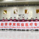 တရုတ်နိုင်ငံ ဆေးဘက်ဆိုင်ရာ ကျွမ်းကျင်ပညာရှင်အဖွဲ့သည် ဆေးကုသရေး အထောက်အပံ့ပစ္စည်းများသယ်ဆောင်ကာ ဖိလစ်ပိုင်နိုင်ငံ မနီလာမြို့ နိုင်ငံတကာ လေဆိပ်သို့ ဧပြီ ၅ ရက်တွင် ရောက်ရှိလာစဉ် (ဆင်ဟွာ)
