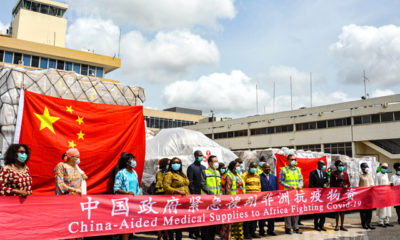 တရုတ်နိုင်ငံမှ အာဖရိကနိုင်ငံများသို့ ပေးအပ်ကူညီသော ကပ်ရောဂါတိုက်ဖျက်ရေးသုံး အထောက်အပံ့ပစ္စည်းများ ဂါနာနိုင်ငံ အက်ခရာအပြည်ပြည်ဆိုင်ရာလေဆိပ်သို့ ဧပြီ ၆ ရက်နေ့က ရောက်ရှိလာသည်ကို တွေ့ရစဉ်(ဆင်ဟွာ)