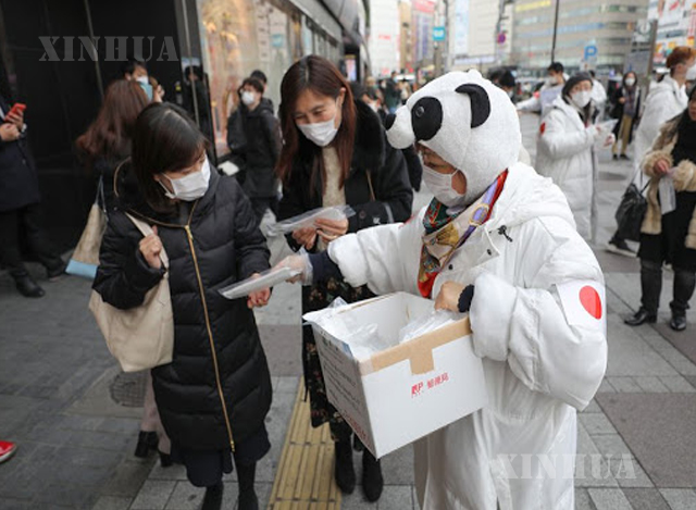 ဂျပန်နိုင်ငံ၌ လမ်းသွားလမ်းလာများအား နှာခေါင်းစည်းများ ဝေပေးနေစဉ်(ဆင်ဟွာ)
