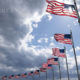 အမေရိကန်နိုင်ငံ ဝါရှင်တန်မြို့၌ အမေရိကန်အလံများ လွှင့်ထူထားသည်ကို ဧပြီ ၂၀ ရက်ကတွေ့ရစဉ်(ဆင်ဟွာ)
