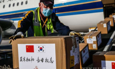 တရုတ်နိုင်ငံ အရှေ့မြောက်ပိုင်း လျောင်နင်ပြည်နယ် စိန်ယန်မြို့ရှိ Shenyang Taoxian အပြည်ပြည်ဆိုင်ရာလေဆိပ်တွင် တောင်ကိုရီးယားနိုင်ငံသို့ ပို့ဆောင်မည့် ဆေးဘက်ဆိုင်ရာ အထောက်အကူပြုပစ္စည်းများအား လေယာဥ်ပေါ်သို့ တင်နေသည်ကို တွေ့ရစဉ် (ဆင်ဟွာ)