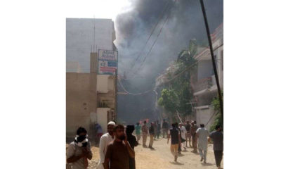 ပါကစ္စတန်နိုင်ငံ ကရာချိမြို့တွင် လေယာဉ်ပျက်ကျရာနေရာ၌ စုဝေးနေကြသည့် ဒေသခံများအား မေ ၂၂ ရက်က တွေ့ရစဉ် (ဆင်ဟွာ)