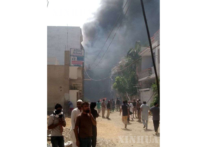 ပါကစ္စတန်နိုင်ငံ ကရာချိမြို့တွင် လေယာဉ်ပျက်ကျရာနေရာမှ ထွက်ပေါ်လာသည့်မီးခိုးများကို မေ ၂၂ ရက်က တွေ့ရစဉ် (ဆင်ဟွာ)