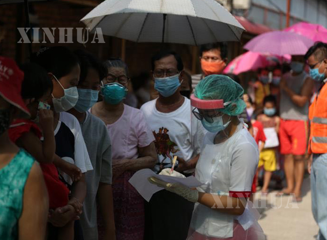ရန်ကုန်မြို့တွင် ကျန်းမာရေးစစ်ဆေးပေးနေမှု တစ်ခုအားတွေ့ရစဉ် (ဆင်ဟွာ)