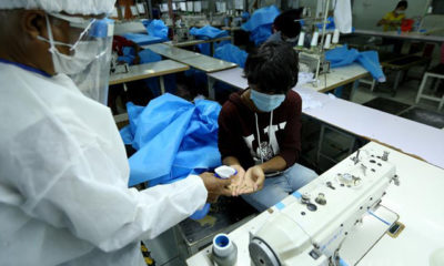 ရန်ကုန်မြို့ရှိ အထည်ချုပ် စက်ရုံ တစ်ရုံတွင် အလုပ်သမားများ လက်ဆေးကြောသန့်စင်နေသည်ကို တွေ့ရစဉ်(ဆင်ဟွာ)