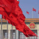 တရုတ်နိုင်ငံ မြို့တော် ပေကျင်းရှိ ထျန်းအန်းမင်ရင်ပြင်နှင့် ပြည်သူ့ခန်းမကြီးထိပ်ဖျားတွင် နိုင်ငံတော်အလံလွှင့်တင်ထားသည်ကို တွေ့ရစဉ် (ဆင်ဟွာ)