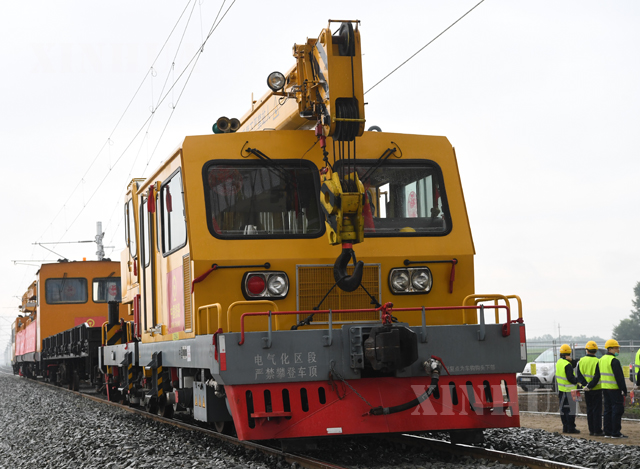 ဆားဘီးယားနိုင်ငံရှိ ဟန်ဂေရီ-ဆားဘီးယား ရထားလမ်းစီမံကိန်းတည်ဆောက်မှု လုပ်ငန်းခွင်အား တွေ့ရစဉ် (ဆင်ဟွာ)