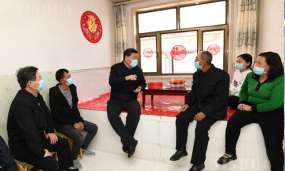 တရုတ်ကွန်မြူနစ်ပါတီဗဟိုကော်မတီအထွေထွေအတွင်းရေးမှူးချုပ် နှင့် ဗဟိုစစ်ကော်မရှင်ဥက္ကဋ္ဌ တရုတ်နိုင်ငံသမ္မတရှီကျင့်ဖိန်က တရုတ်နိုင်ငံမြောက်ပိုင်း ဆန်းရှီးပြည်နယ် Datong မြို့ Xiping ကျေးရွာမှ ရွာသူရွာသားများနှင့် ၂၀၂၀ ပြည့်နှစ် မေ ၁၁ ရက်တွင် တွေ့ဆုံစဉ်(ဆင်ဟွာ)