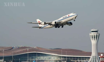 တရုတ်နိုင်ငံ ပေကျင်းမြို့ရှိ တာ့ရှင်းအပြည်ပြည်ဆိုင်ရာလေဆိပ်မှ Air China လေကြောင်းလိုင်းပိုင် လေယာဉ်တစ်စင်းပျံသန်းနေသည်ကို တွေ့ရစဉ် (ဆင်ဟွာ)