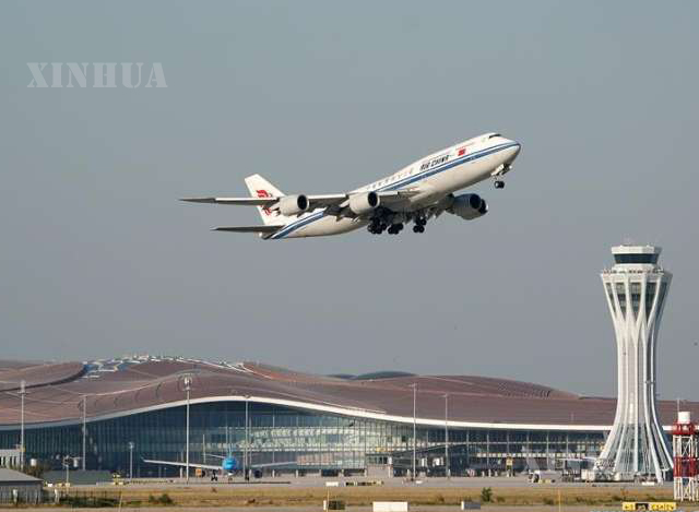 တရုတ်နိုင်ငံ ပေကျင်းမြို့ရှိ တာ့ရှင်းအပြည်ပြည်ဆိုင်ရာလေဆိပ်မှ Air China လေကြောင်းလိုင်းပိုင် လေယာဉ်တစ်စင်းပျံသန်းနေသည်ကို တွေ့ရစဉ် (ဆင်ဟွာ)