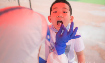 တရုတ်နိုင်ငံ အလယ်ပိုင်း ဟူပေပြည်နယ်၊ ဝူဟန့်မြို့ Dongxihu ခရိုင်ရှိ မူလတန်းကျောင်းအတွင်း ဖွင့်လှစ်ထားသည့် ရောဂါစမ်းသပ်ရာနေရာ၌ nucleic acid စစ်ဆေးမှုခံယူနေသည့် ကလေးငယ်တစ်ဦးကို တွေ့ရစဉ် (ဆင်ဟွာ)