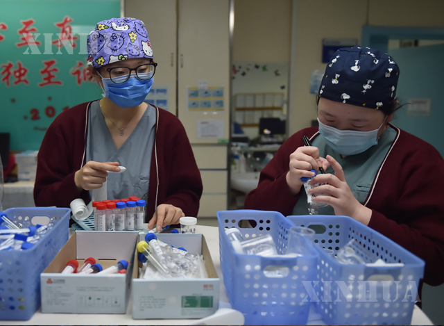 တရုတ်နိုင်ငံ ပေကျင်းမြို့ရှိ COVID-19 လူနာ သီးသန့် ကုသ ရေး Ditan ဆေးရုံတွင် မေ ၁၁ ရက်က ဝန်ထမ်းနှစ်ဦး ရောဂါ နမူနာများအား စစ်ဆေးနေစဉ်(ဆင်ဟွာ)
