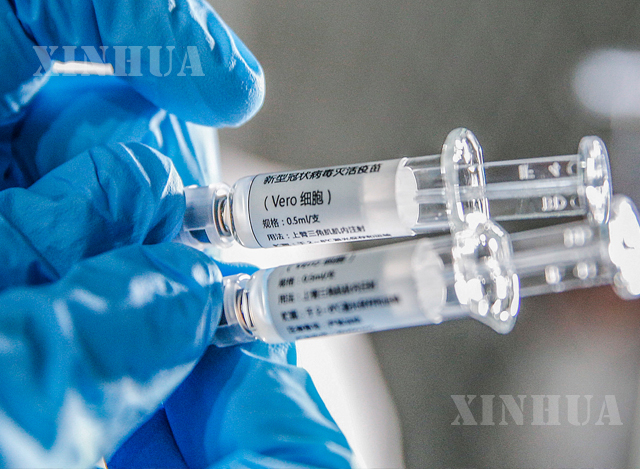 တရုတ်နိုင်ငံ ပေကျင်းမြို့ Sinovac Biotech Ltdတွင် COVID-19 ရောဂါ ကာကွယ်ဆေး သုတေသနပြုလုပ်နေသည်ကို တွေ့ရစဉ် (ဆင်ဟွာ)