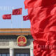 တရုတ်နိုင်ငံ ပေကျင်းမြို့ ထျန်းအန်းမင်ရင်ပြင်တွင် လွှင့်ထူထားသော တရုတ်နိုင်ငံအလံအား တွေ့ရစဉ် (ဆင်ဟွာ)