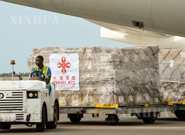 တရုတ်နိုင်ငံမှ အာဖရိကနိုင်ငံများသို့ ပေးပို့ခဲ့သော ဆေးဘက်ဆိုင်ရာအထောက်အကူ ပစ္စည်းများအား တွေ့ရစဉ်(ဆင်ဟွာ)