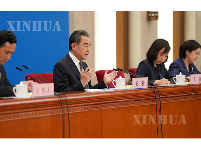 မေ ၂၄ ရက်က ကျင်းပသည့် two session သတင်းစာရှင်းလင်းပွဲတွင် သတင်းထောက်များ၏ မေးမြန်းမှုအား တရုတ်နိုင်ငံ နိုင်ငံတော်ကောင်စီဝင်နှင့်နိုင်ငံခြားရေးဝန်ကြီး ဝမ်ရိ ပြန်လည်ဖြေကြားနေစဉ် (ဆင်ဟွာ)