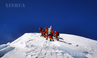 တရုတ်နိုင်ငံမြေတိုင်ပညာရှင်များ ယနေ့ မေ ၂၇ ရက်တွင် ကမ္ဘာ့အမြင့်ဆုံး ချိုမိုလန်းမား တောင်ထိပ်သို့ တက်ရောက်နေသည်ကိုတွေ့ရစဉ်(ဆင်ဟွာ)