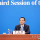 တရုတ်နိုင်ငံ ဝန်ကြီးချုပ် လီခဲ့ချန်အား ၁၃ ကြိမ်မြောက် အမျိုးသားပြည်သူ့ကွန်ဂရက် (NPC) တတိယမြောက်အစည်းအဝေးအပြီး သတင်းစာရှင်းလင်းပွဲ၌ တွေ့ရစဉ် (ဆင်ဟွာ)