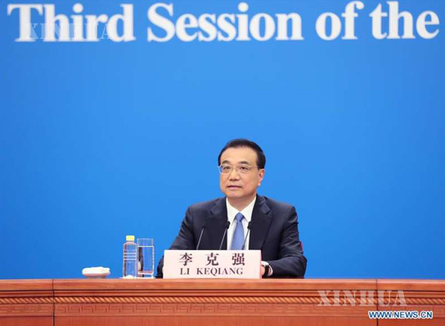 တရုတ်နိုင်ငံ ဝန်ကြီးချုပ် လီခဲ့ချန်အား ၁၃ ကြိမ်မြောက် အမျိုးသားပြည်သူ့ကွန်ဂရက် (NPC) တတိယမြောက်အစည်းအဝေးအပြီး သတင်းစာရှင်းလင်းပွဲ၌ တွေ့ရစဉ် (ဆင်ဟွာ)