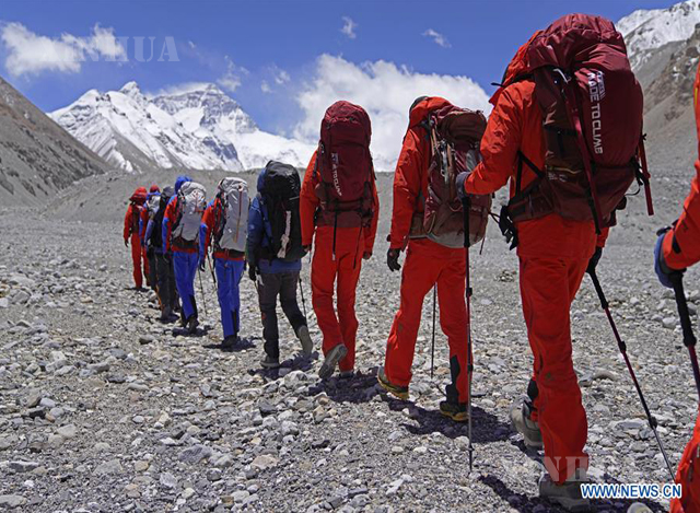 ချိုမိုလန်းမားတောင်ထိပ်သို့ တက်ရောက်မည့် တောင်တက်သမားများနှင့် လေ့လာစစ်တမ်းကောက်သူများ တောင်ခြေမှ စတင်ထွက်ခွာနေသည်ကို မေ ၆ ရက်က တွေ့ရစဉ် (ဆင်ဟွာ)