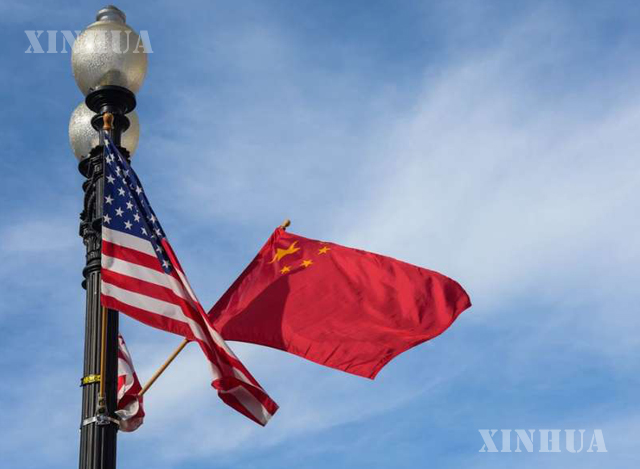 တရုတ်နိုင်ငံ အလံ (ယာ) နှင့် အမေရိကန်နိုင်ငံ အလံအား တွေ့ရစဉ် (ဆင်ဟွာ)