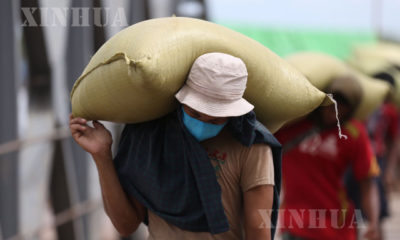 နှာခေါင်းစည်းဝတ်ဆင်၍ အလုပ်လုပ်နေသူ တစ်ဦးအားတွေ့ရစဉ် (ဆင်ဟွာ)