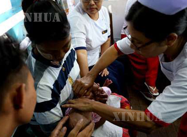 ကလေးငယ်တစ်ဦးအားကာကွယ်ဆေးတိုက်ကျွေးနေစဉ် (ဆင်ဟွာ)ကလေးငယ်တစ်ဦးအားကာကွယ်ဆေးတိုက်ကျွေးနေစဉ် (ဆင်ဟွာ)