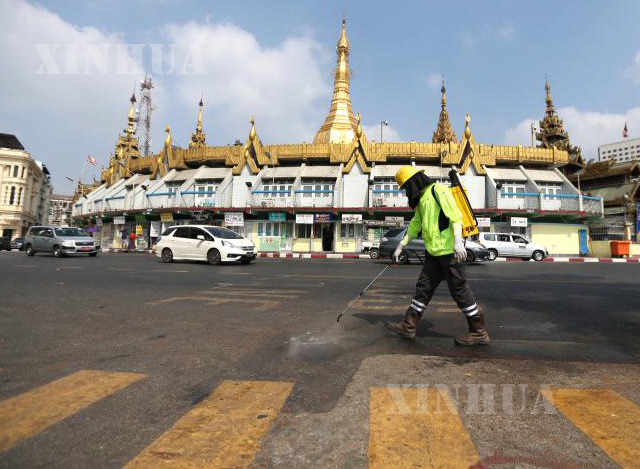 ရန်ကုန်မြို့လယ်၌ ပိုးသတ်ဆေးဖျန်း ဆောင်ရွက်မှု တစ်ခုအား တွေ့ရစဉ်(ဆင်ဟွာ)