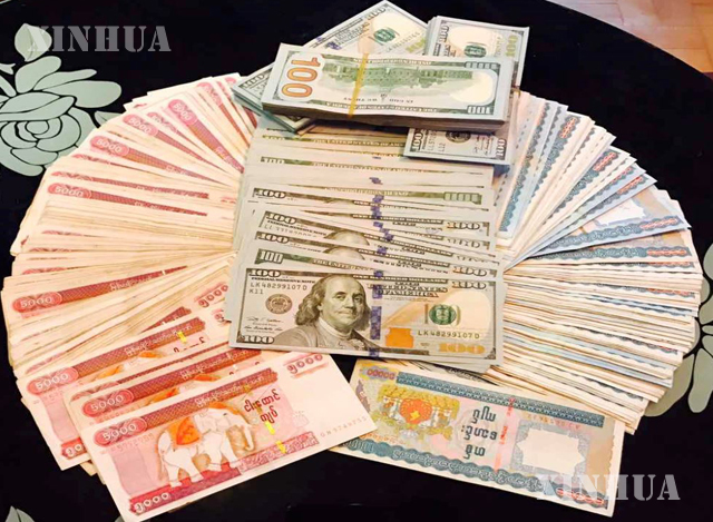 မြန်မာကျပ်ငွေ နှင့် အမေရိကန်ဒေါ်လာ အားတွေ့ရစဉ် (ဆင်ဟွာ)