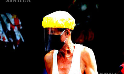 ရန်ကုန်မြို့၌ နှာခေါင်းစည်း နှင့် မျက်နှာ အကာအကွယ်များ တပ်ဆင်ထားသော အမျိုးသား တစ်ဦးအား တွေ့ရစဉ်(ဆင်ဟွာ)