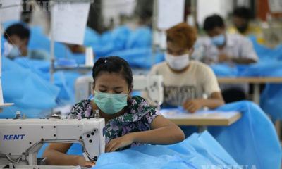 ရန်ကုန်မြို့ရှိ အထည်ချုပ် စက်ရုံ တစ်ခုတွင် ခွဲစိတ်ခန်းသုံး ဝတ်စုံများ ချုပ်လုပ်နေသော အလုပ်သမားများအား တွေ့ရစဉ်(ဆင်ဟွာ)