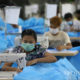 ရန်ကုန်မြို့ရှိ အထည်ချုပ် စက်ရုံ တစ်ခုတွင် ခွဲစိတ်ခန်းသုံး ဝတ်စုံများ ချုပ်လုပ်နေသော အလုပ်သမားများအား တွေ့ရစဉ်(ဆင်ဟွာ)