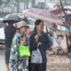ရန်ကုန်မြို့တွင် ထီးဖြင့်သွားလာနေကြသူအချို့အားတွေ့ရစဉ် (ဆင်ဟွာ)